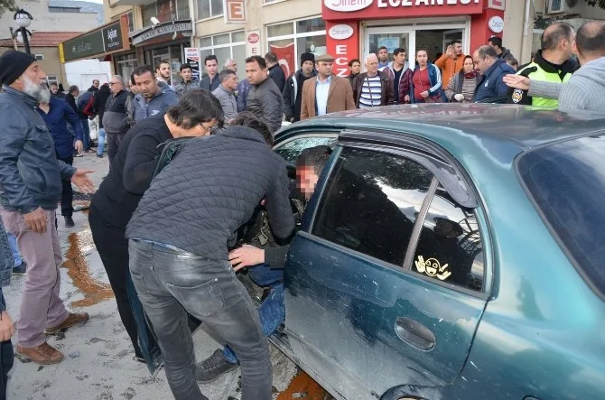 Milasta İki Otomobil Çarpıştı: 2 Yaralı