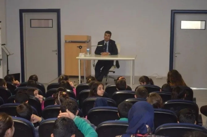 Milasta Milli Eğitim Müdürü Kariyer Günlerinde Öğrencilerle Buluştu