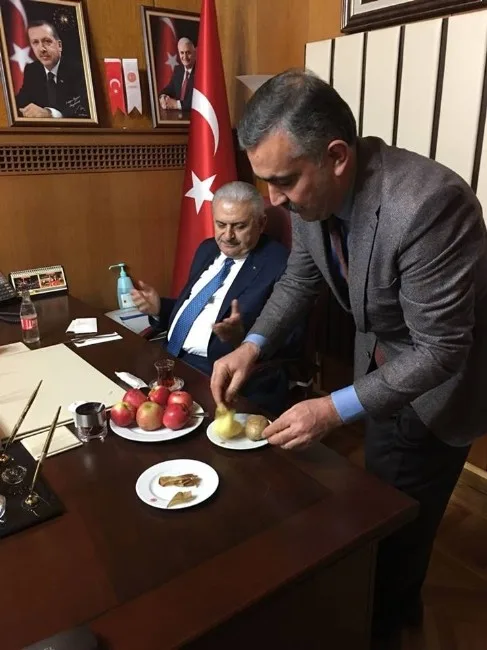 Milletvekili Özegen, Başbakan Yıldırıma Patates İkram Etti