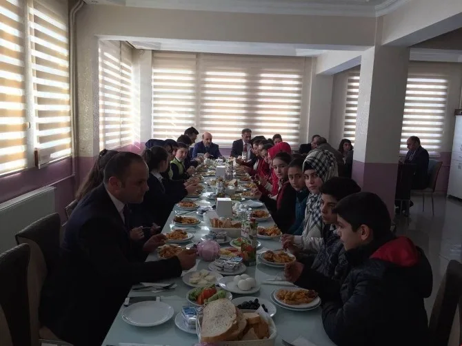 Milli Eğitim Müdürü Başarılı Öğrencilerle Kahvaltıda Buluştu