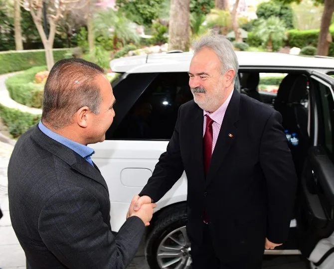 Moldova Büyükelçisi Bolboceanudan Başkan Sözlüye Ziyaret