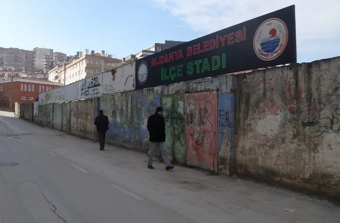 Mudanya Stadının Duvarları Bakımsızlıktan Dökülüyor