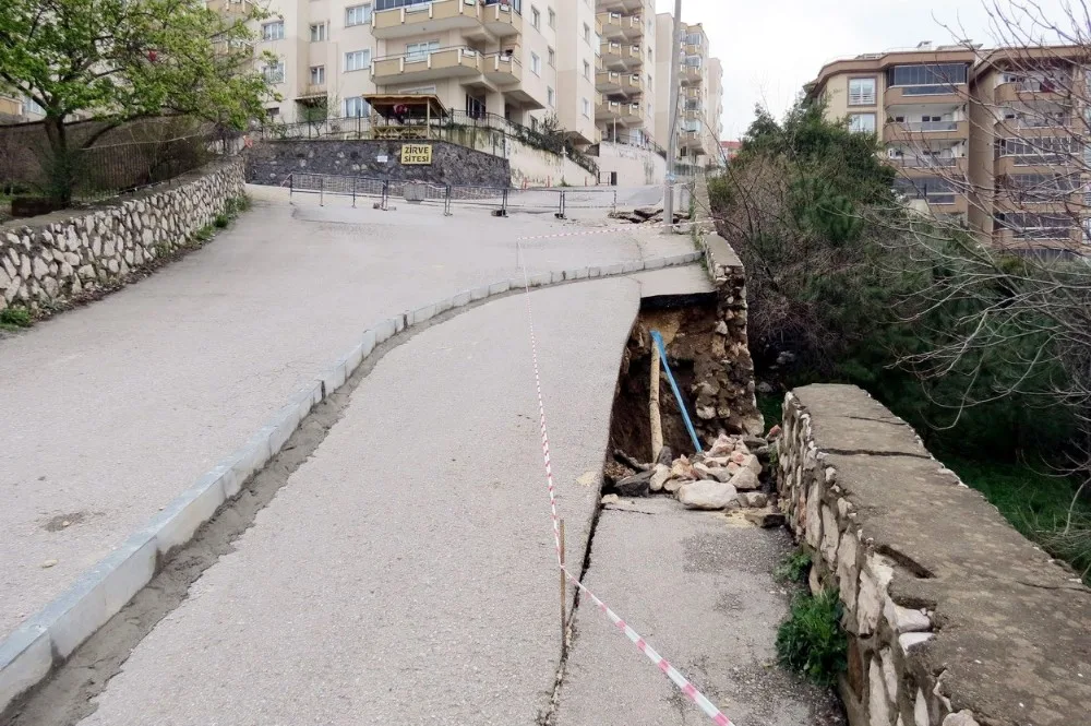 Mudanyada Şiddetli Yağışlar Yolu Çökertti