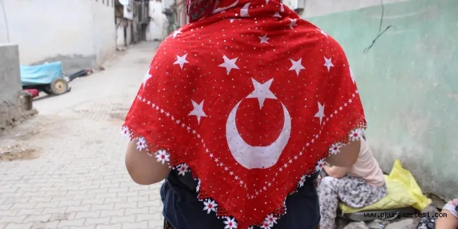 Müşküle iğne oyası işleyerek oğlunun hatırasını da yaşatıyor