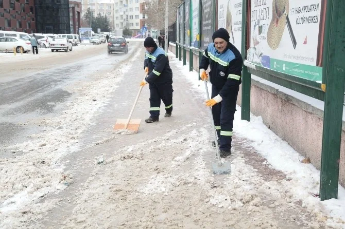 Odunpazarında Biriken Kar Ve Buz Kütleleri Temizleniyor