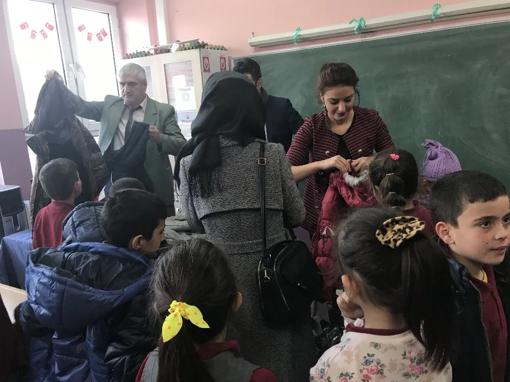 Öğrenciler Üşümesin Diye Köy Köy Dolaşıyorlar