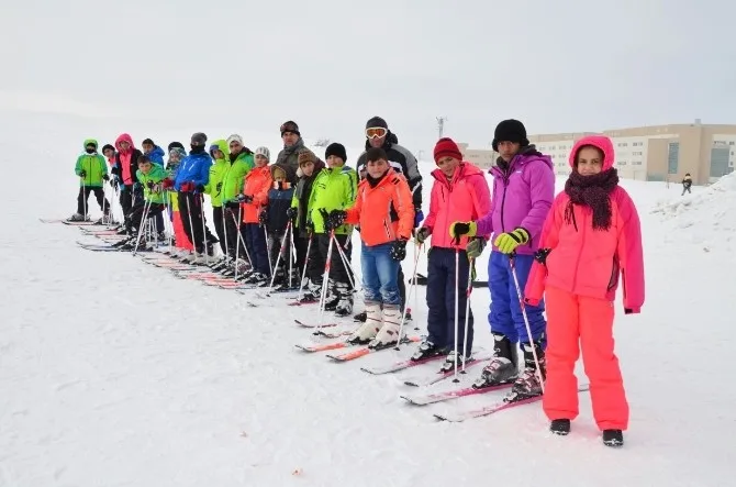 Öğrenciler Yarıyıl Tatilini Kayak Yaparak Geçirdi