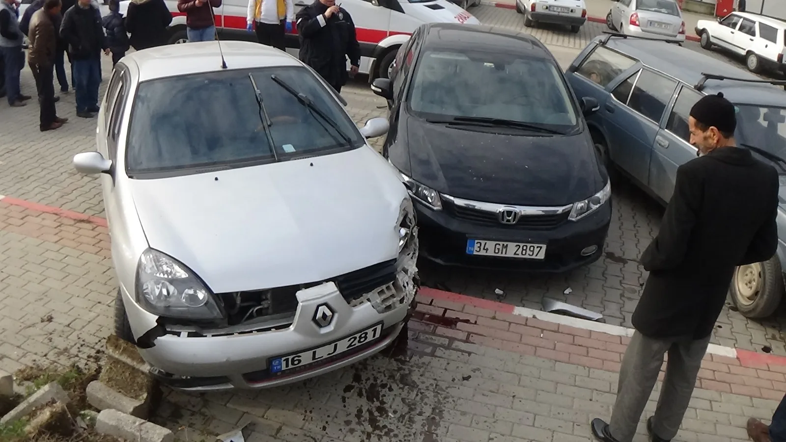 Çarpışan otomobillerde 1 kişi yaralandı