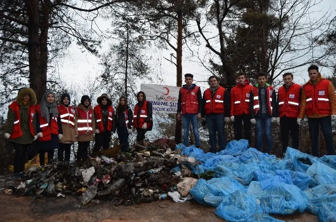 Orman Yangını Sahasında Çöp Temizliği Yaptılar