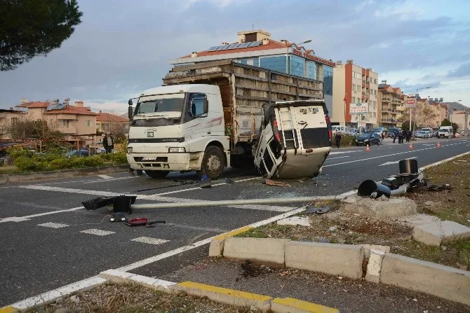 Ortacada Takla Atan Araç Kamyonun Altında Kaldı; 2 Yaralı