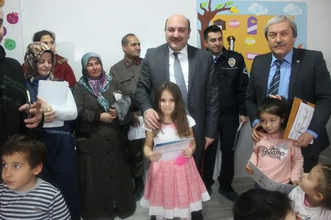 Osmanelide Minik Öğrencilerin Karne Sevinci