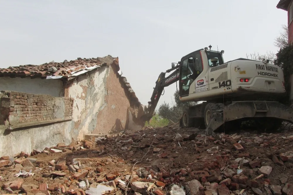 Osmangazide 72 Metruk Bina Yıkıldı