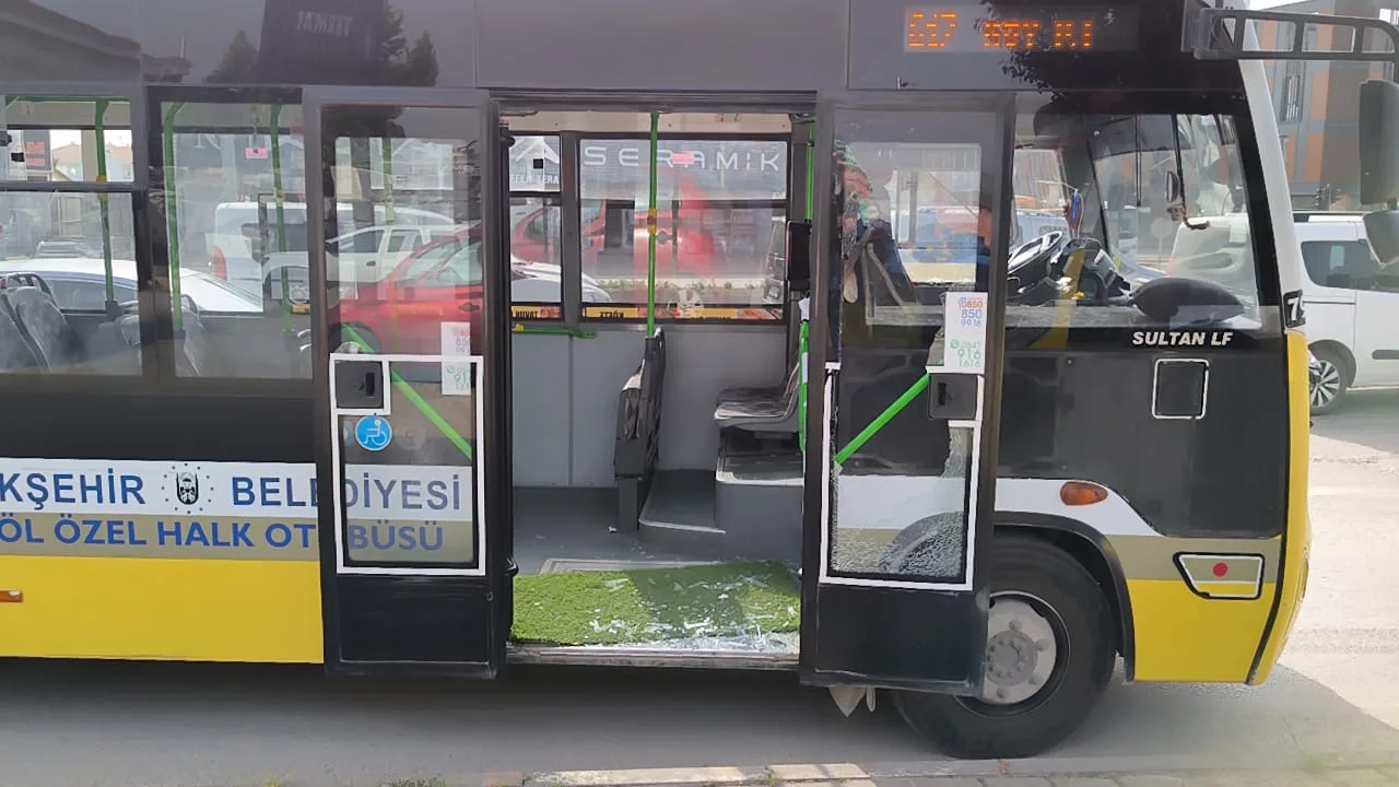 Ani fren yapan halk otobüsünün camını kırdı