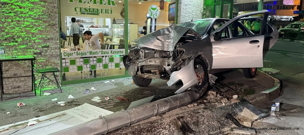 Otomobil aydınlatma direğine çarptı 3 kişi yaralandı