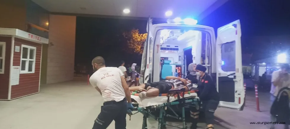 Otomobil iki kişiye çarpıp kaçtı