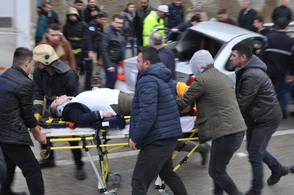 Otomobil, Otobüse Çarptı: 1 Ölü, 1 Yaralı