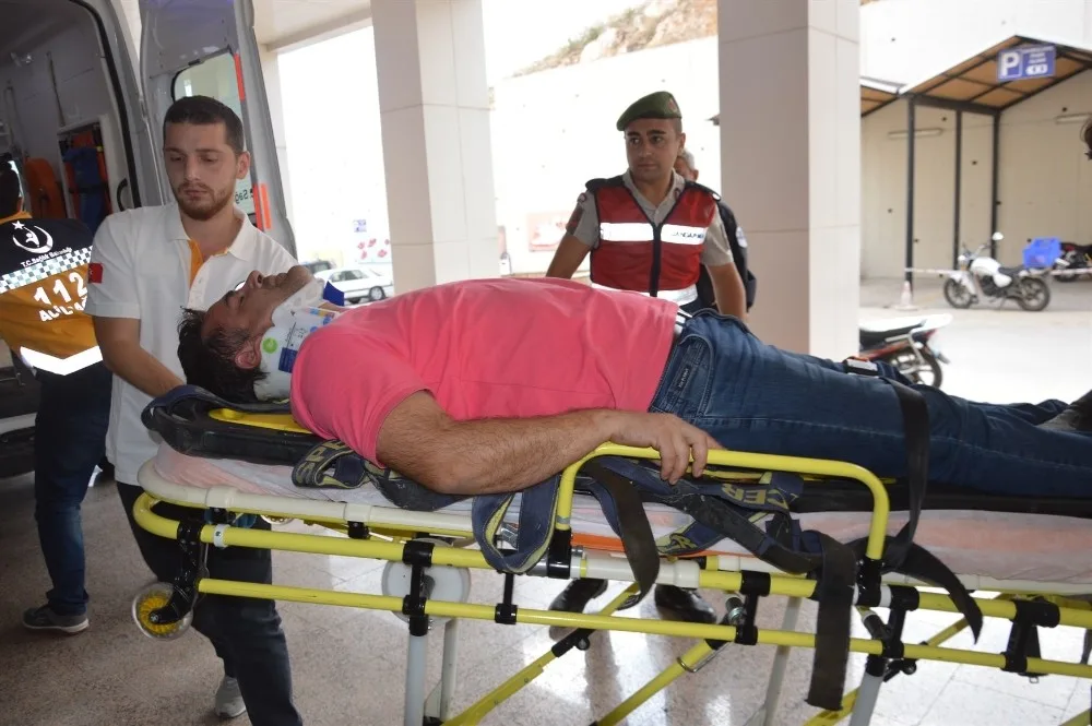 Otomobili Biçen Tır Devrildi: 1 Ölü, 1 Yaralı