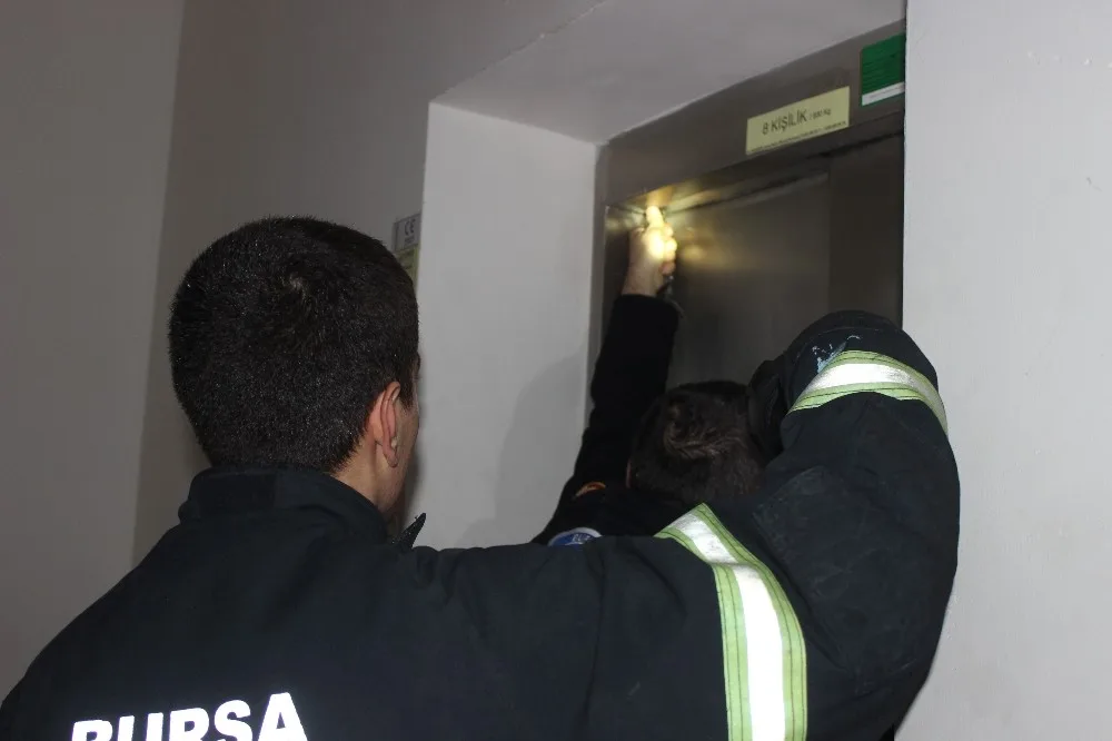 (Özel Haber) 12. Katta Asansörde Mahsur Kalan Kızları İtfaiye Kurtardı