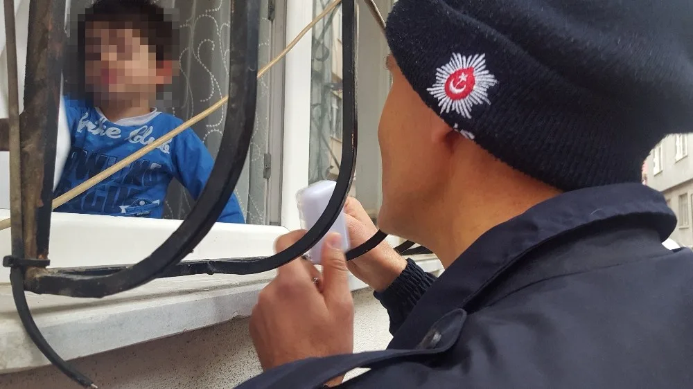 (Özel Haber) 2 Yaşındaki Çocuk Evde Mahsur Kaldı, Polis Ve Çilingir Seferber Oldu