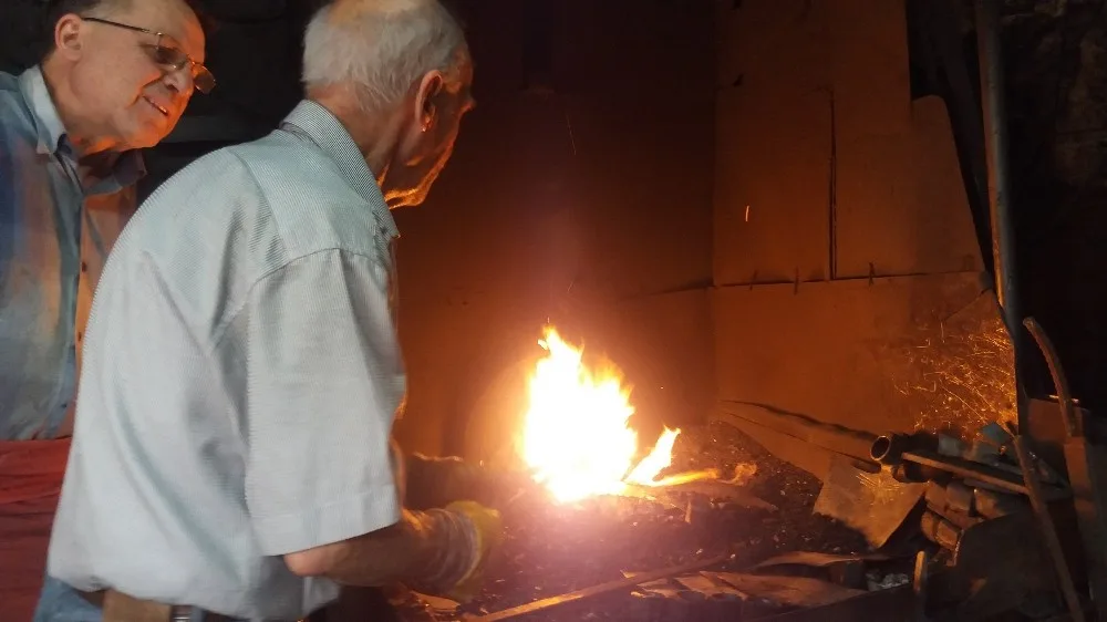 (Özel Haber) 72 Yaşında Oruç Tutup Yüzlerce Derece Ateşin Başında Çekiç Sallıyor