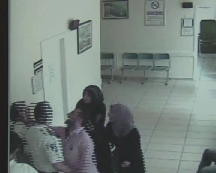 (Özel Haber) Bayan Doktora Makasla Saldırıp, Yerde Sürüklediler..o Anlar Kameraya Yansıdı