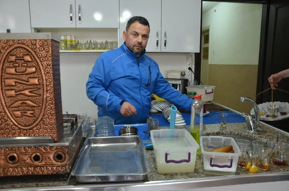 (Özel Haber) Çalıştığı İş Yerini Soydu, Yakalanmamak İçin Çay Askısını Alarak Kaçtı