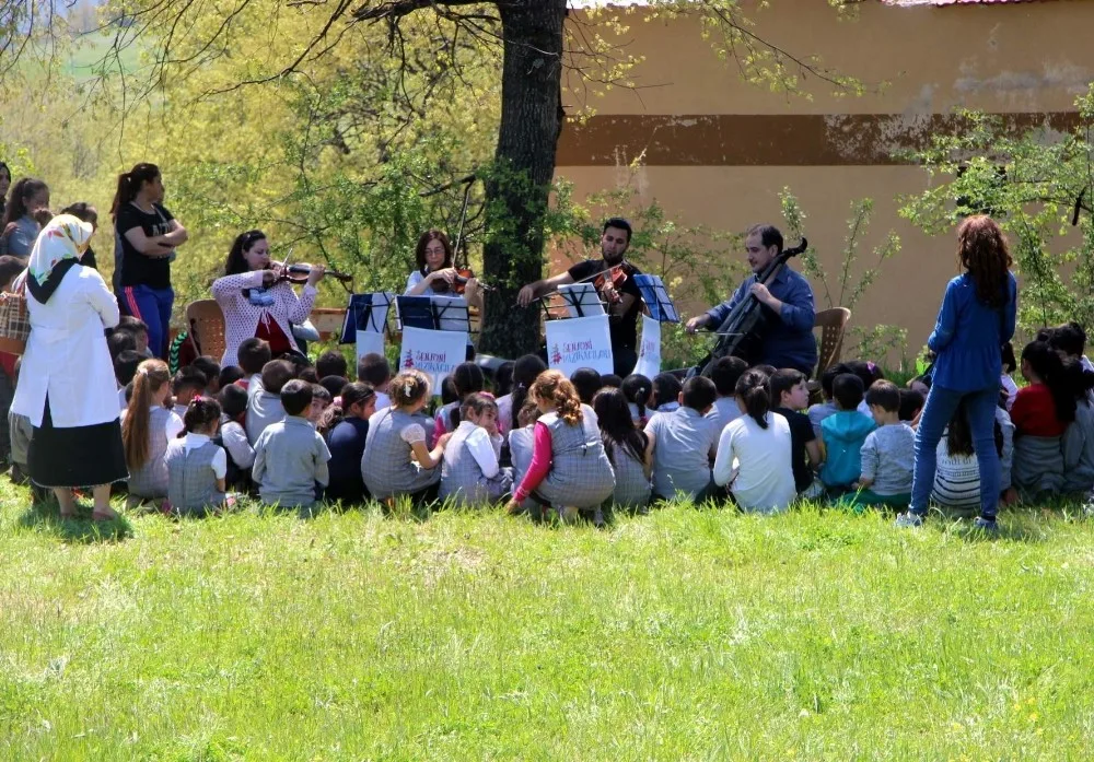 (Özel Haber) Dağda Orkestra Kurup Köy Çocuklarına Konser Verdiler