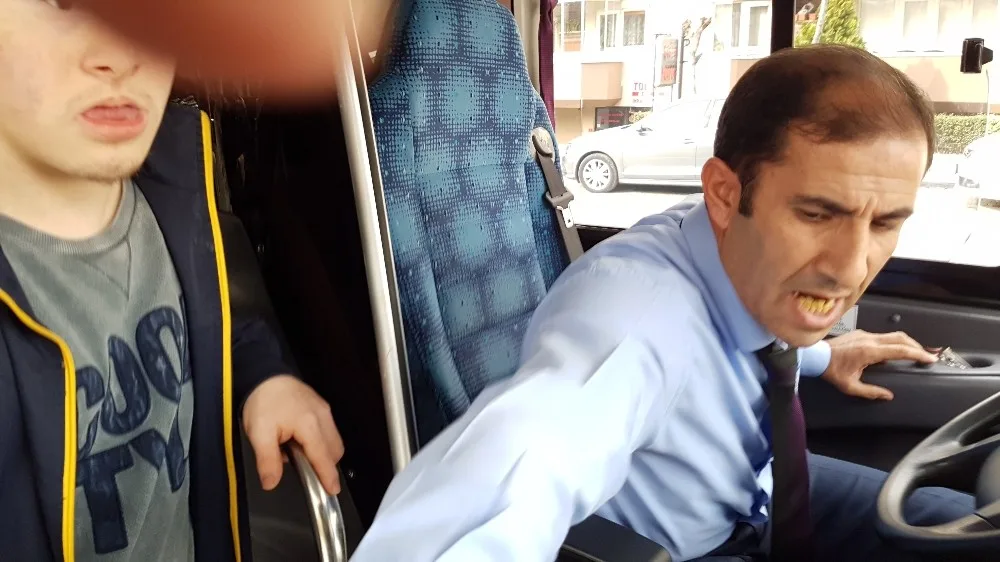 (Özel Haber) Engelli Çocuk Ve Babası Özel Halk Otobüsünden Zorla İndirildi