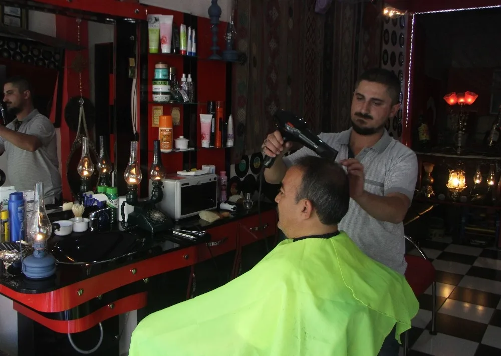 (Özel Haber) Gaz Lambası Altında Nostaljik Tıraş