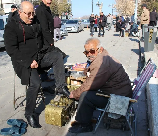 (Özel Haber) Hacca Gitmek İçin Ayakkabı Boyuyor