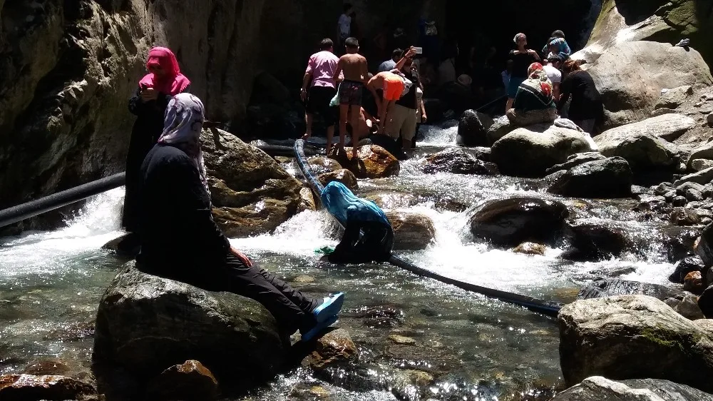 (Özel Haber) Hava Sıcaklığı 40 Dereceyi Bulunca Herkes Serinlemek İçin Şelaleye Koştu