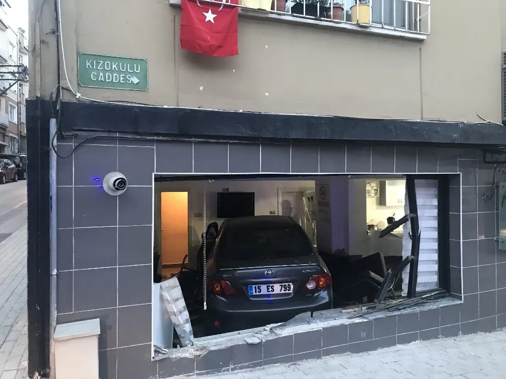 (Özel Haber) Kadın Kuaförüne Araç Girdi, Faciadan Dönüldü