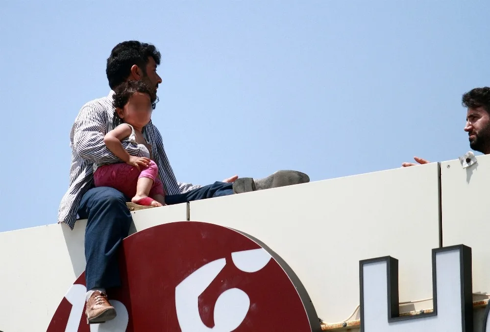 (Özel Haber) Küçük Kızıyla Birlikte İntihara Kalkıştı, Kızı Kucağında Uyuyakaldı