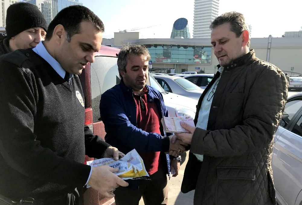 (Özel Haber) Otoparkta Bulduğu 20 Bin Lirayı Sahibine Teslim Etti