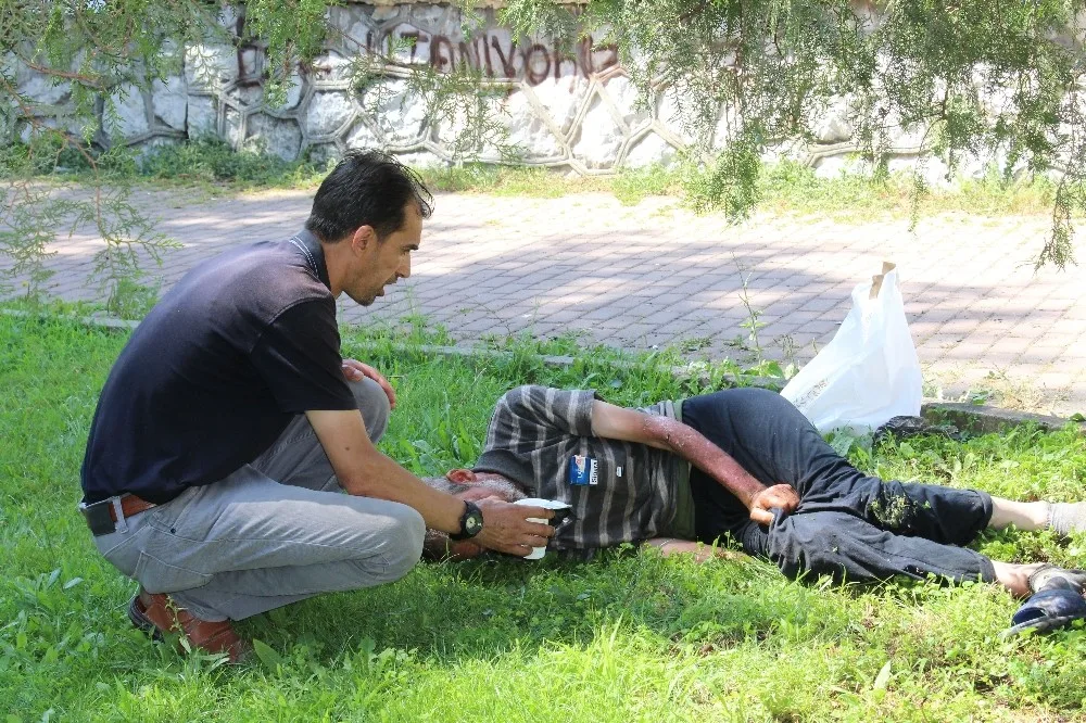 (Özel Haber) Parkta Bayılan Yaşlı Adamın İmdadına Yoldan Geçen Hemşire Yetişti