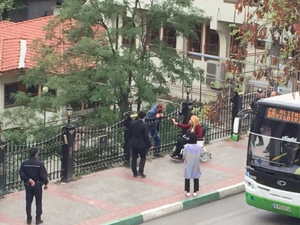 (Özel Haber) Sokaklarda Yatıyorum, Evim Bile Yok Dedi İntihar İçin Köprüye Çıktı, Milletvekili İkna Etti