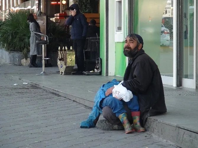 (Özel Haber) Taksimde Vicdansız “Baba” Oğlunu Bayıltarak Böyle Dilendirdi