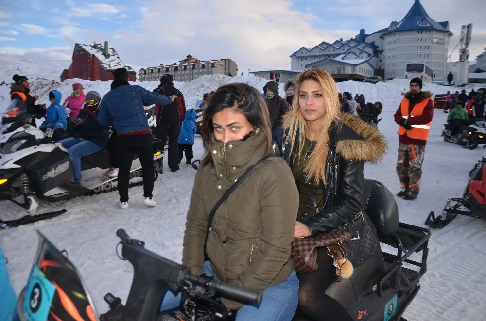 (Özel Haber) Uludağda Arap Turistlerin Karda Safari İzdihamı