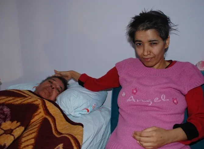 (Özel Haber) Yatalak Anneye Engelli Kızı Bakıyor