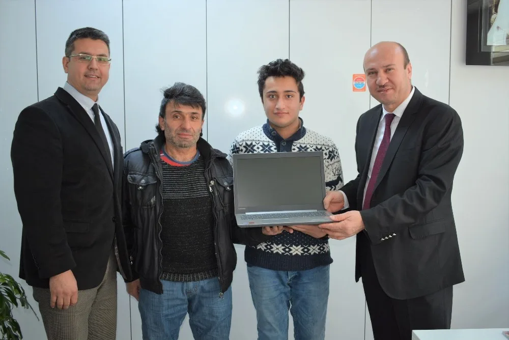 Özel Vatandaşa Laptop Jesti
