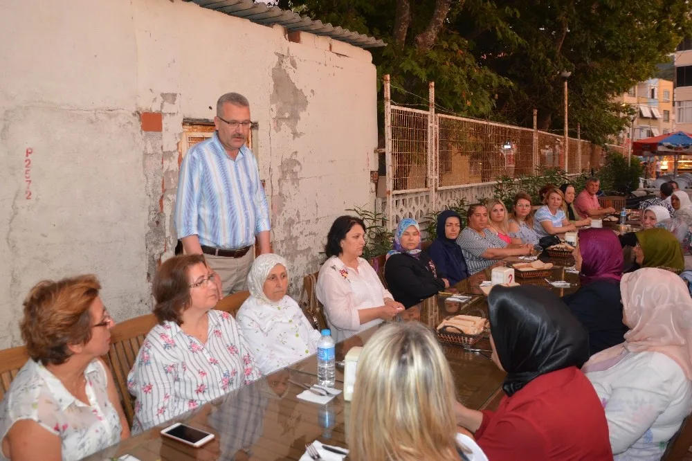 Özkandan İftar Yemeklerini Fakirlerin Evlerine Kadar Götüren Ak Kadınlara Teşekkür