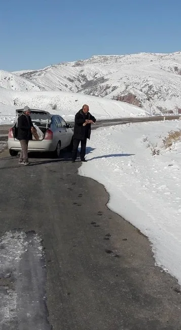 Özvatan Belediye Başkanı, Yaban Hayvanları İçin Doğaya Yiyecek Bıraktı