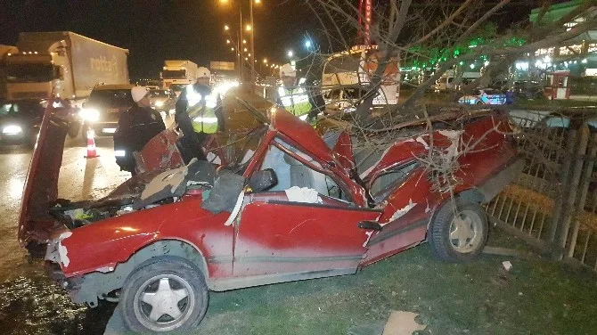 Parçalanan Otomobilden Sağ Çıktılar: 3 Yaralı