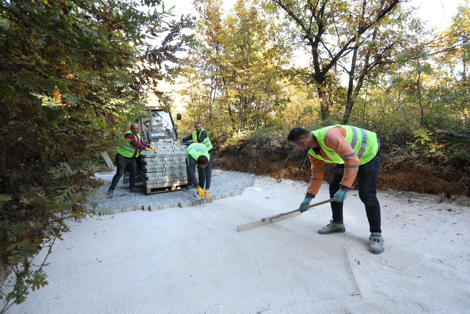 İnegöl kırsalında yollar parke taşla kaplanıyor
