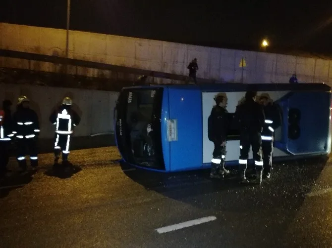 Pendikte Yolcu Minibüsü Devrildi: 1 Yaralı