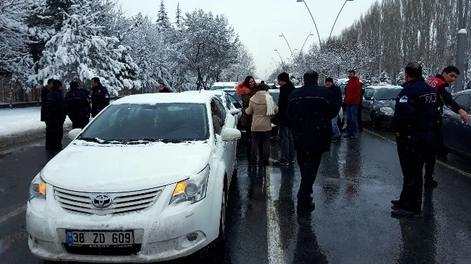 Polis, Dur İhtarına Uymayan Otomobili Lastiklere Ateş Ederek Durdurdu