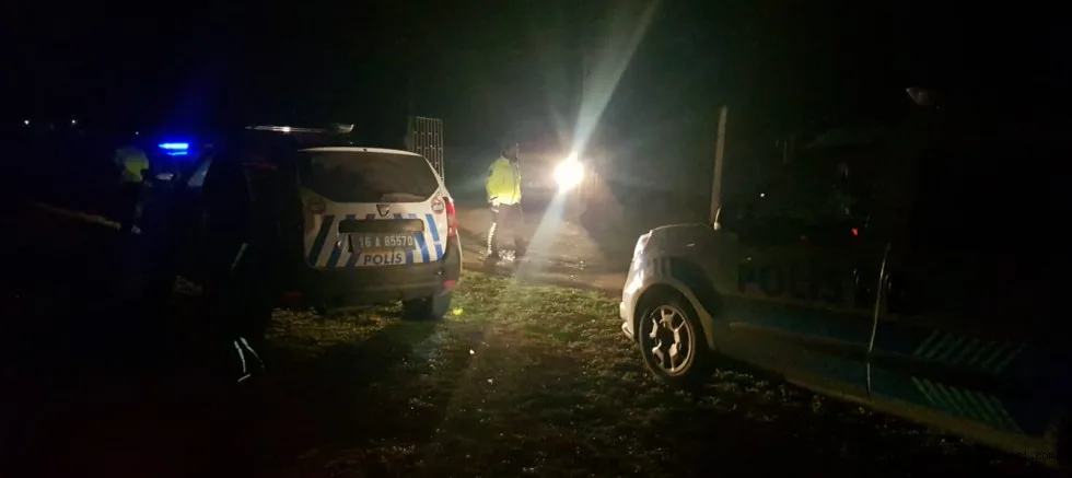 Polisin dur ihtarına uymadılar, tarlalık alanda yakalandılar