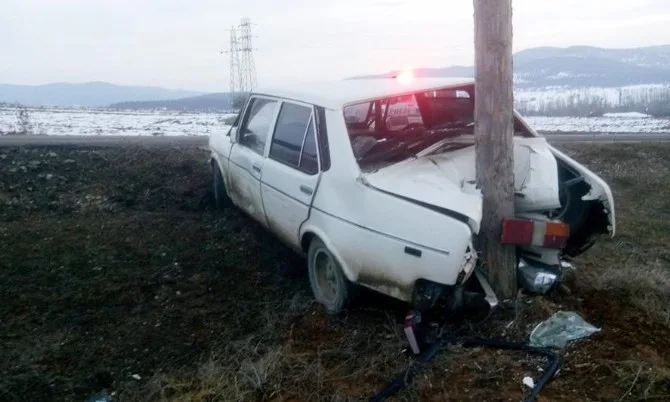 Polisin ‘Dur İhtarına Uymayan Sürücü, Direğe Çarptı