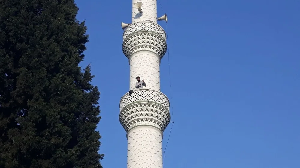 Pompalı Tüfekle Minareye Çıktı, Vatandaşlara Ateş Açtı