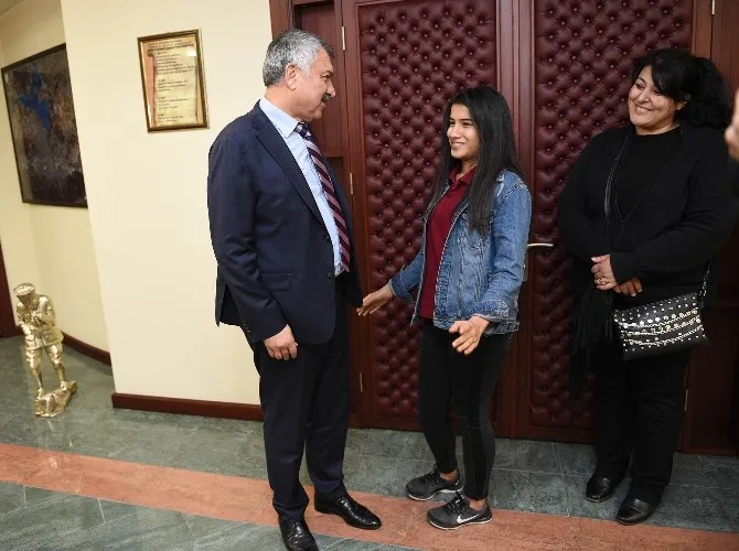 Protez Koluna Kavuşan Gökçe: El Sıkmak Çok Güzelmiş